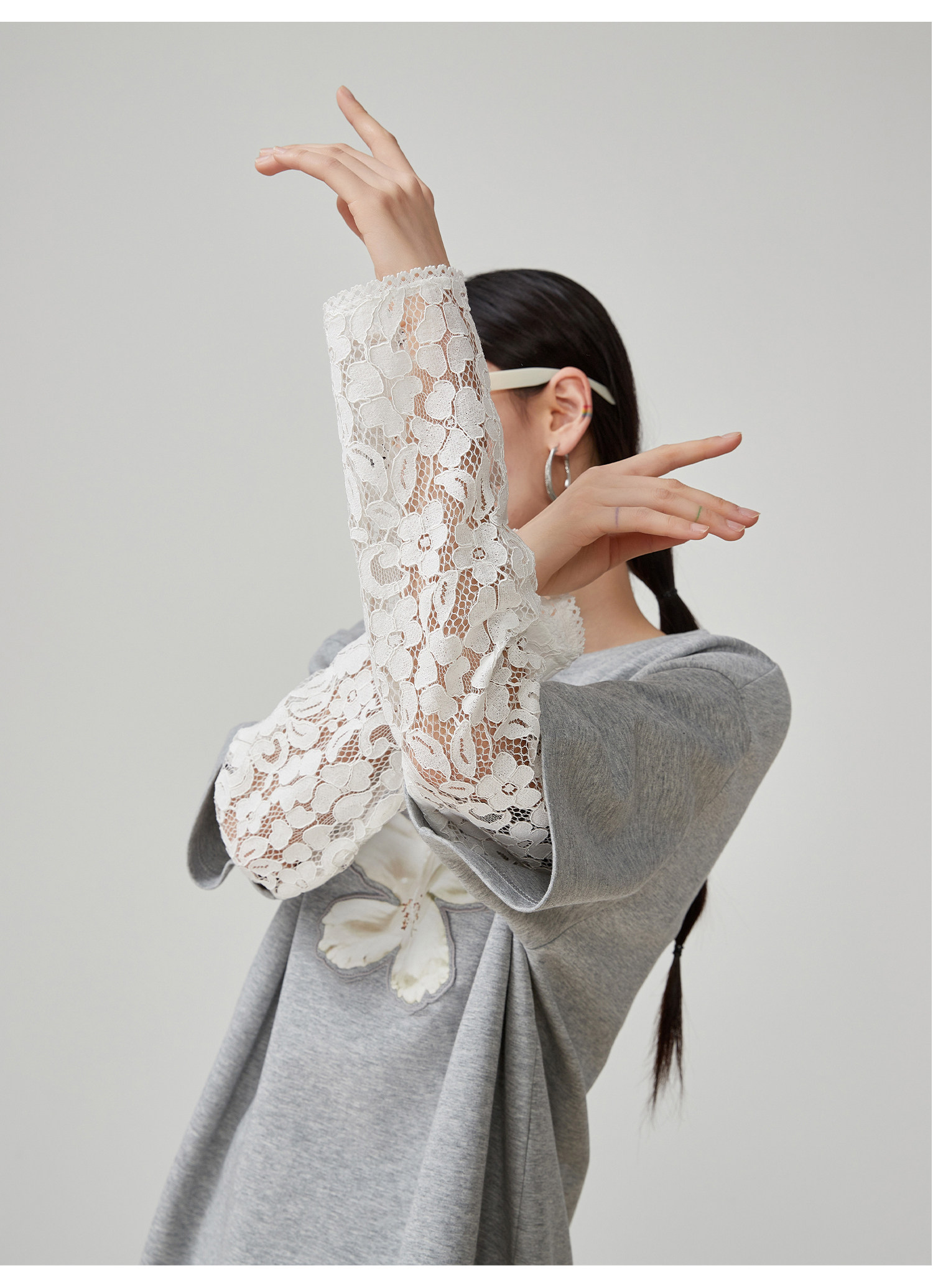 モード系 【2026年春秋先行｜重ね着風】レース袖ドッキング グレーTシャツ  長袖Tシャツ／フェイクレイヤード／花モチーフ／ゆったりシルエット