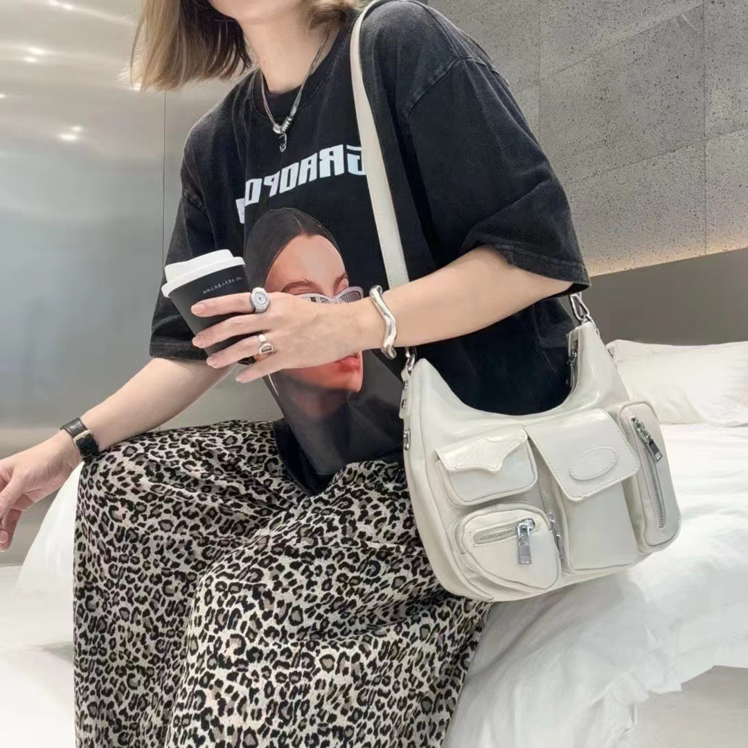 モード系 多機能ポケット付きレザー調ショルダーバッグ