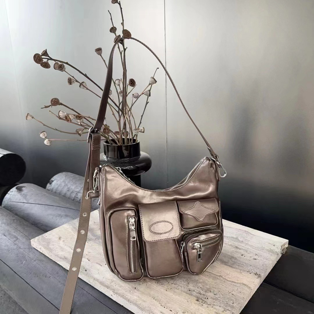 モード系 多機能ポケット付きレザー調ショルダーバッグ