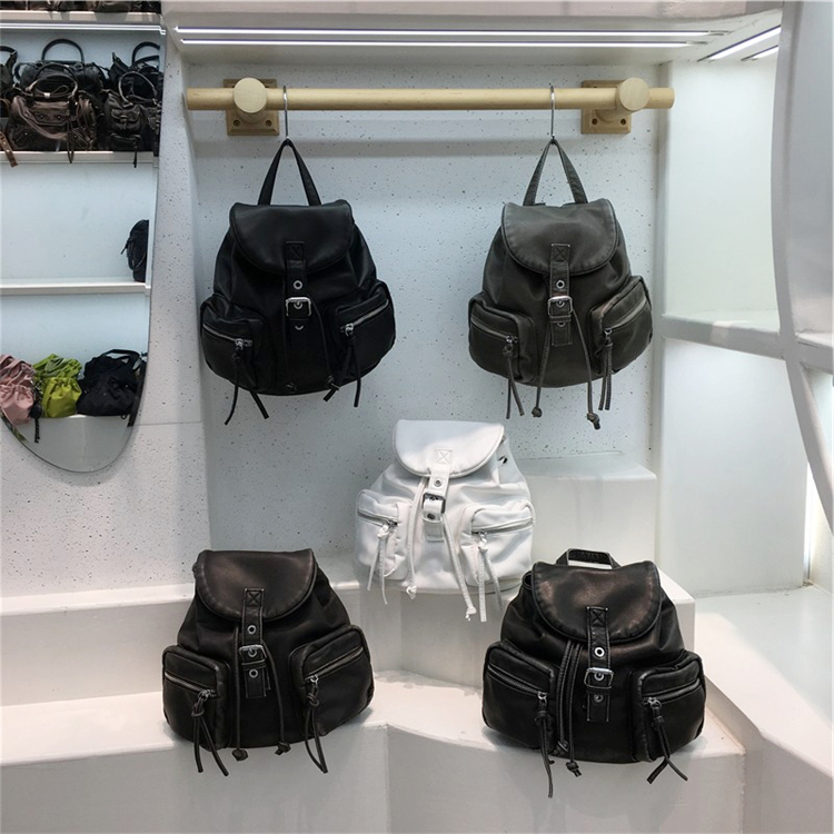 モード系 フラップ式ベルトデザインマルチポケットリュック