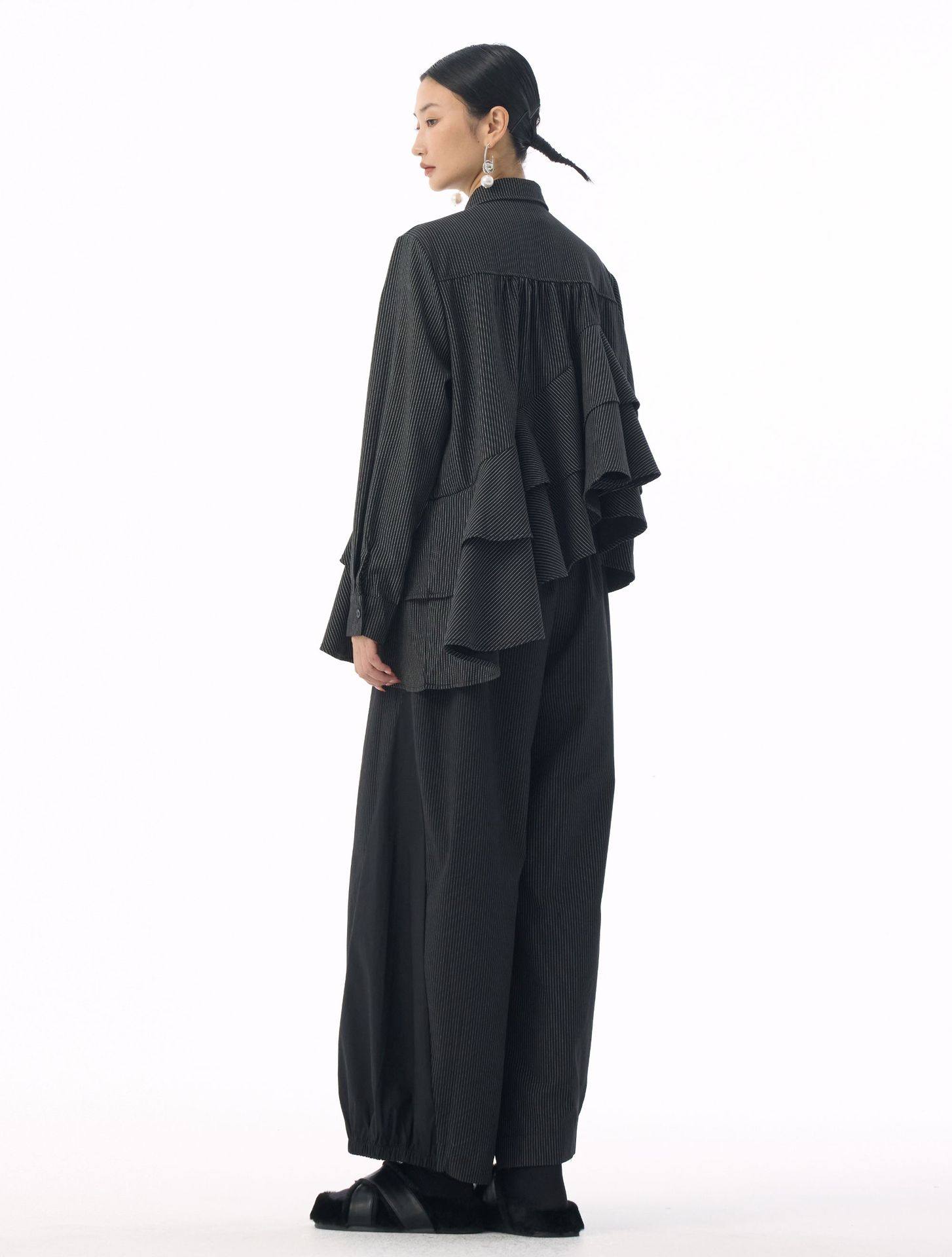 モード系 【フリーサイズ】ストライプフリルデザイン シャツトップス（ブラック／ホワイト）