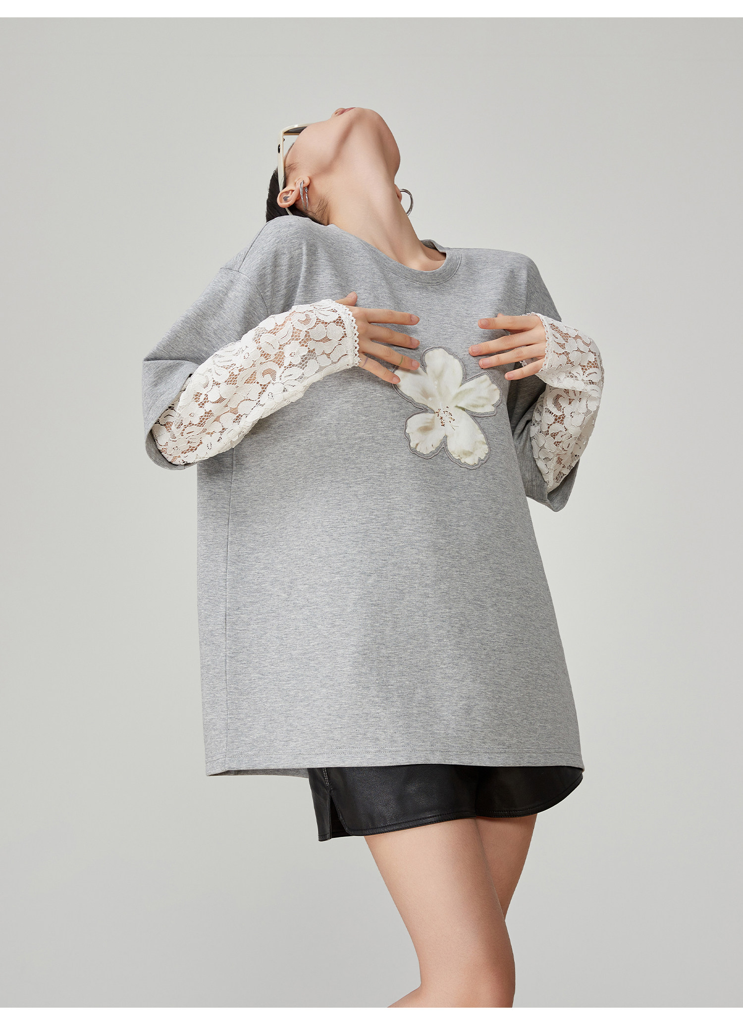 モード系 【2026年春秋先行｜重ね着風】レース袖ドッキング グレーTシャツ  長袖Tシャツ／フェイクレイヤード／花モチーフ／ゆったりシルエット