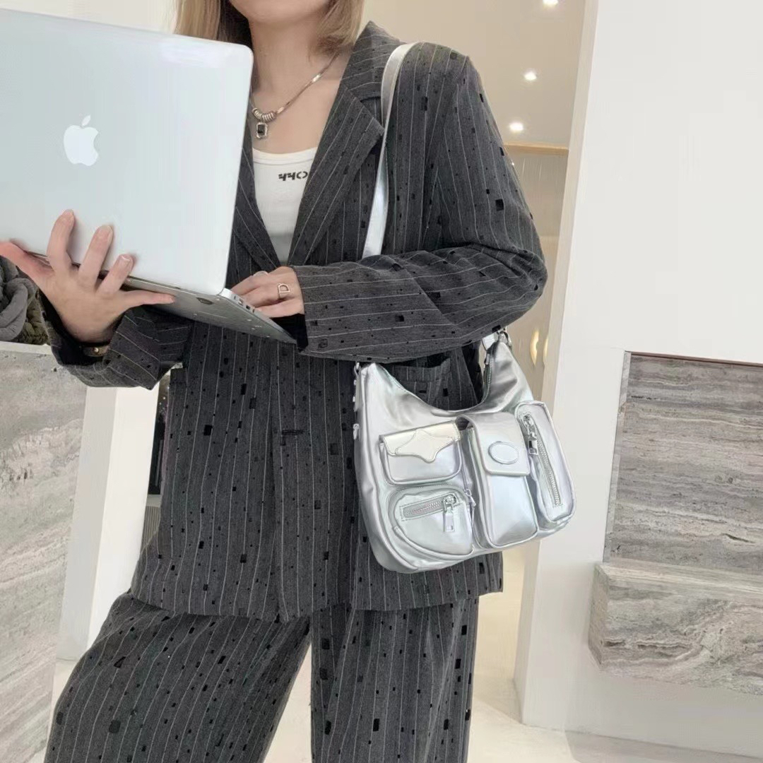 モード系 多機能ポケット付きレザー調ショルダーバッグ