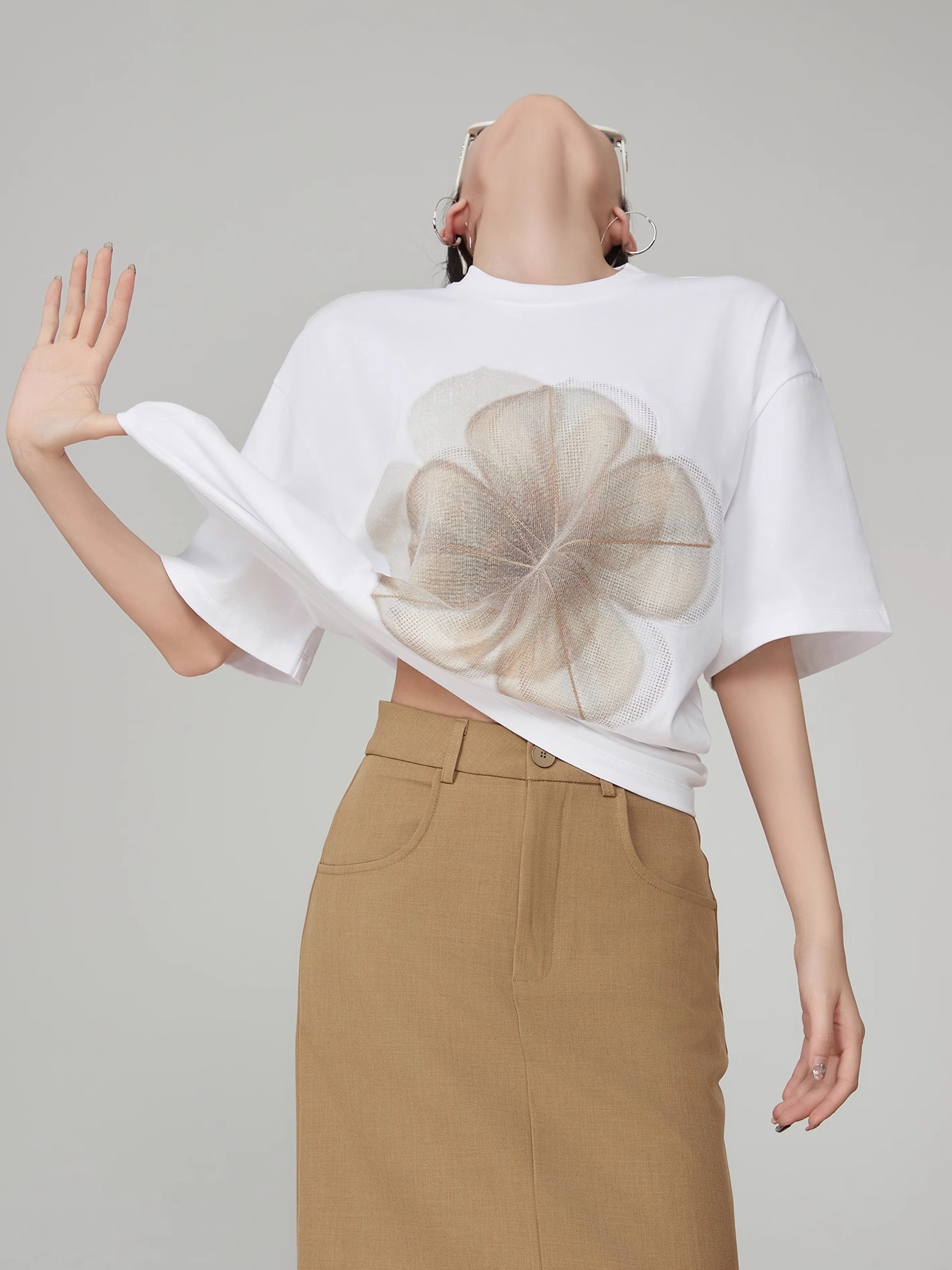 モード系 存在感あるフラワープリントが主役になる、ゆったりシルエットのモードTシャツ