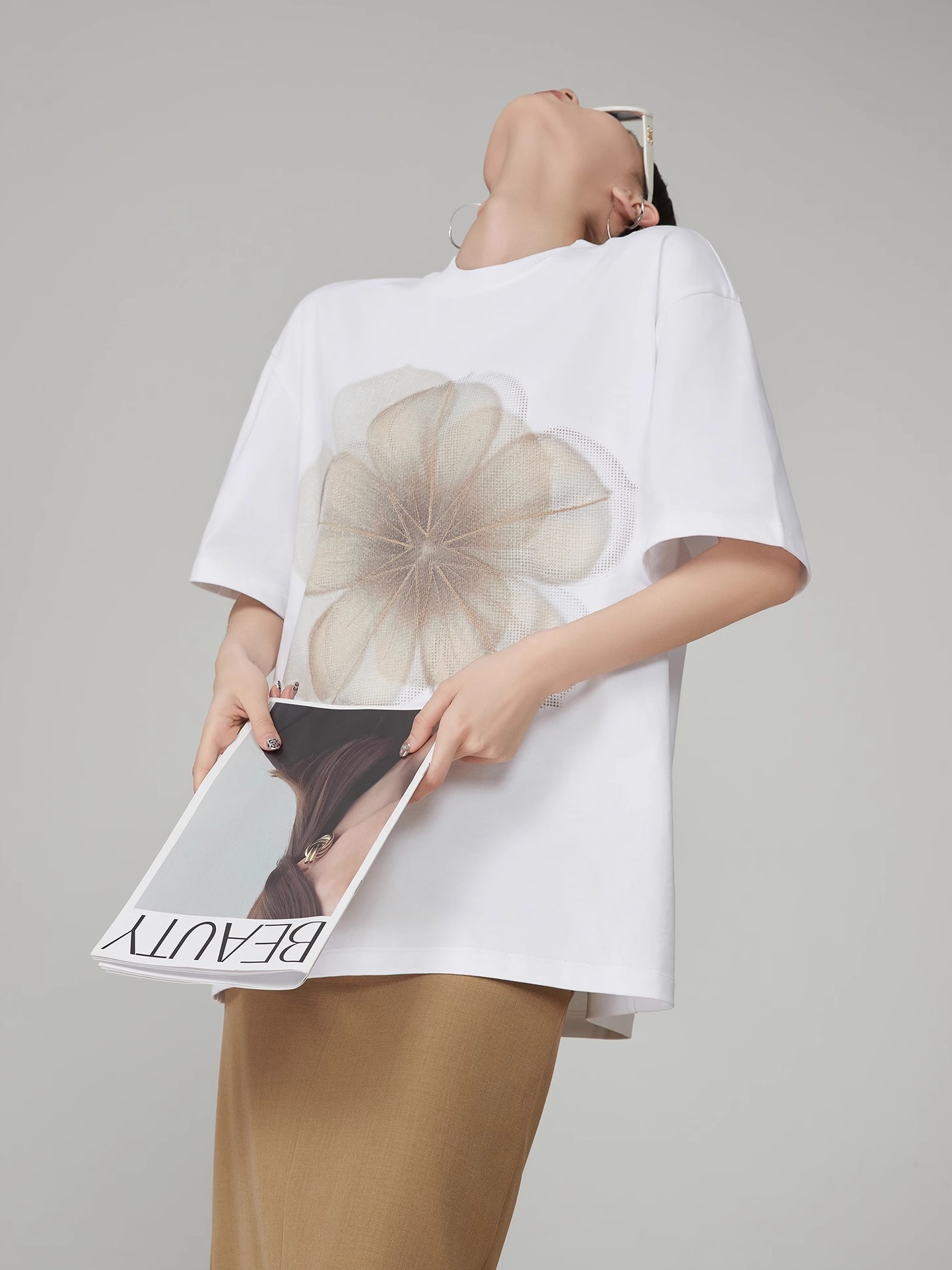 モード系 存在感あるフラワープリントが主役になる、ゆったりシルエットのモードTシャツ