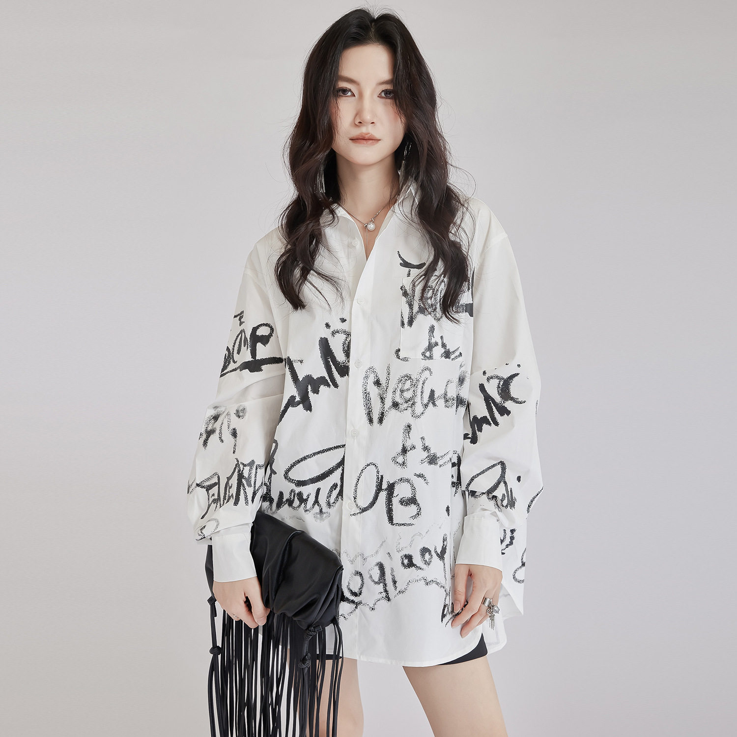 モード系 【ユニセックス対応】アートプリント オーバーサイズシャツ（ホワイト／ブラック）