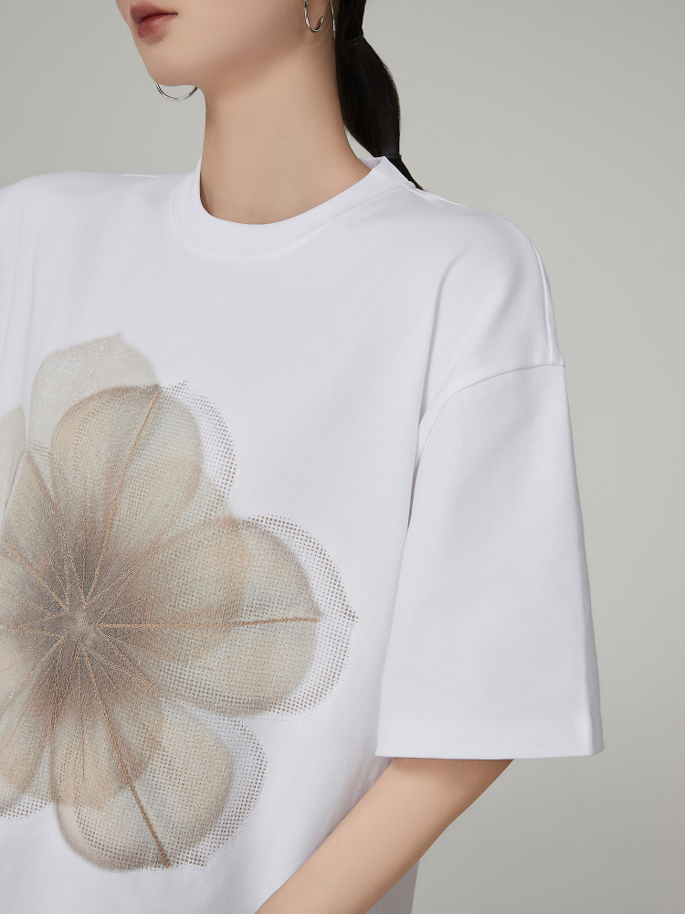 モード系 存在感あるフラワープリントが主役になる、ゆったりシルエットのモードTシャツ