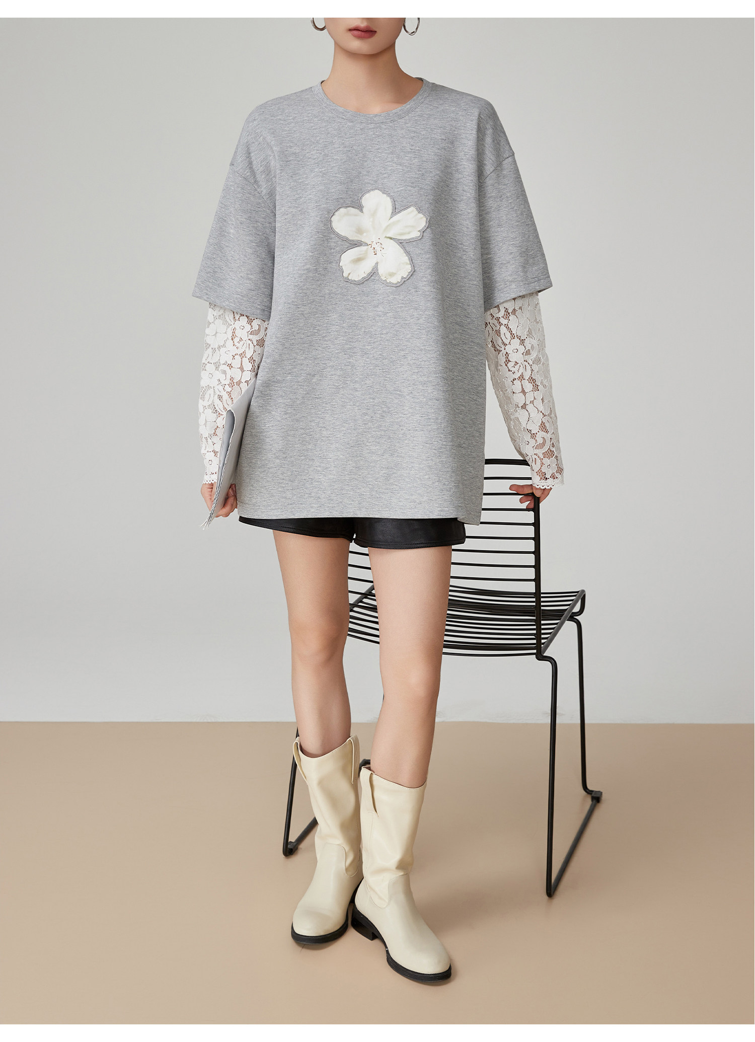 モード系 【2026年春秋先行｜重ね着風】レース袖ドッキング グレーTシャツ  長袖Tシャツ／フェイクレイヤード／花モチーフ／ゆったりシルエット