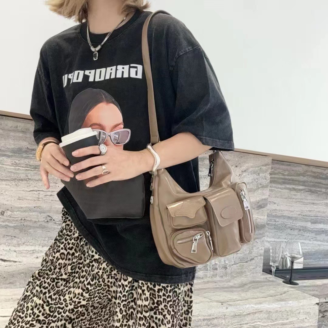 モード系 多機能ポケット付きレザー調ショルダーバッグ