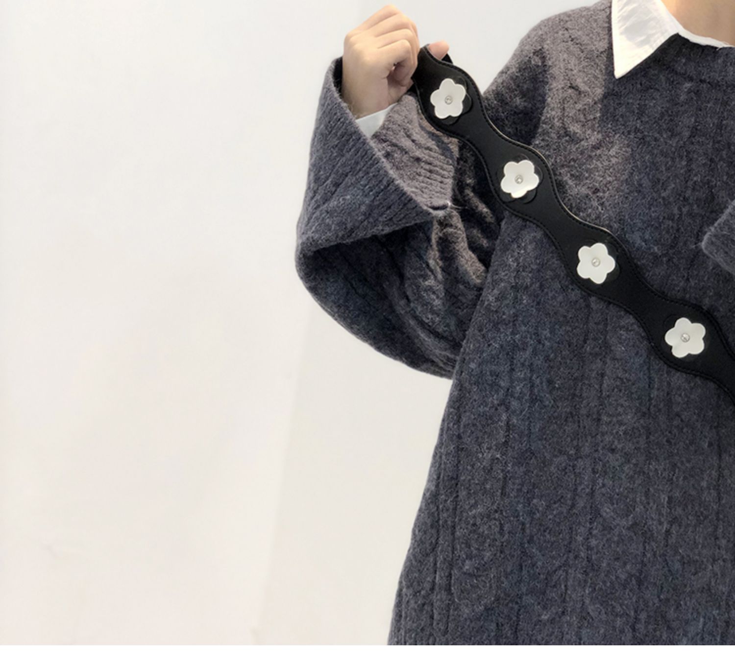 モード系 モードに映える花モチーフショルダーストラップ｜立体フラワー×ラインストーン付き／ブラックレザー調・106cm