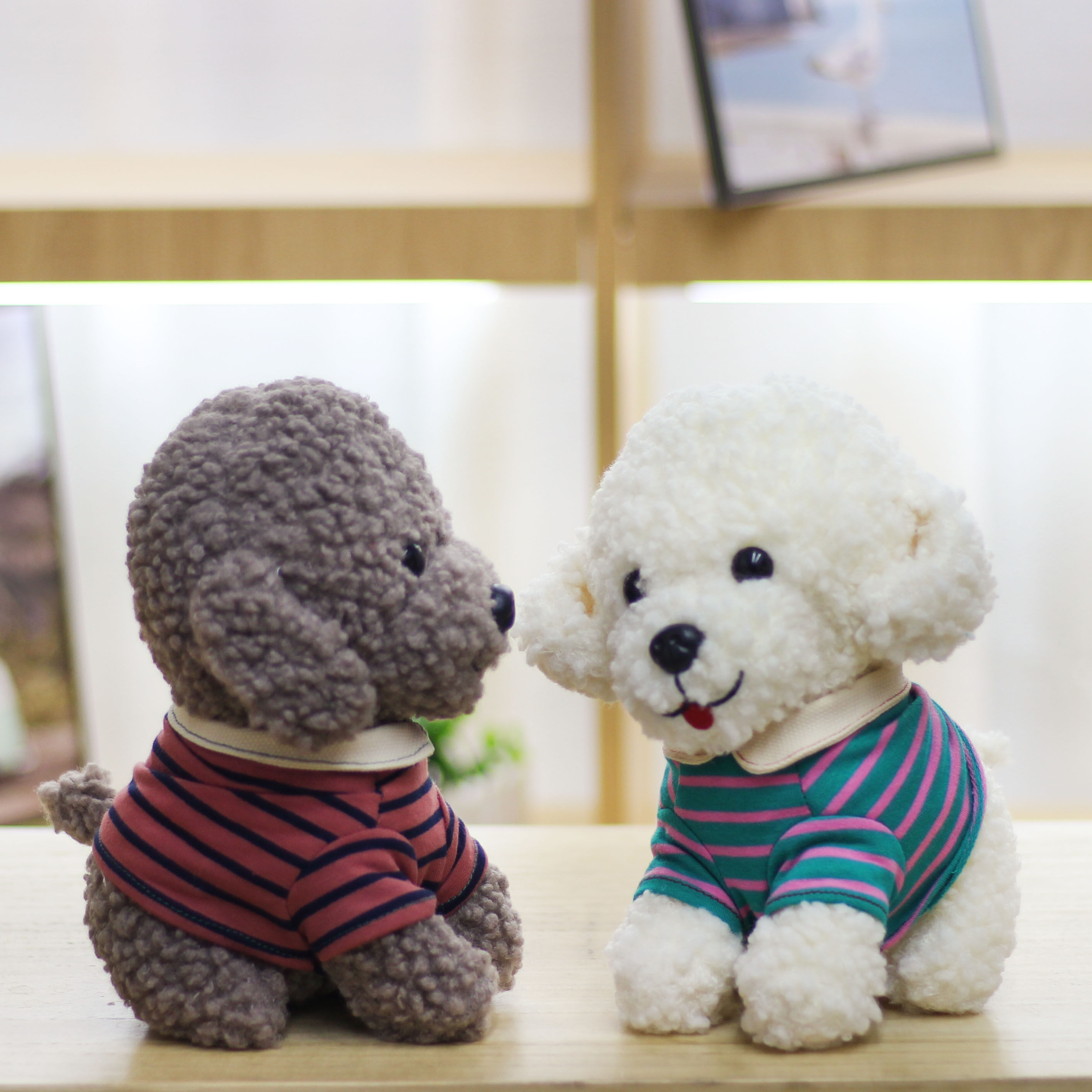 犬 ぬいぐるみ ボーダー服を着た座りポーズのトイプードル