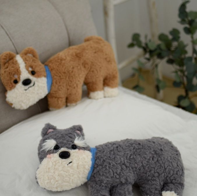 犬 ぬいぐるみ もこもこ毛質のシュナウザー抱き枕型ぬいぐるみ