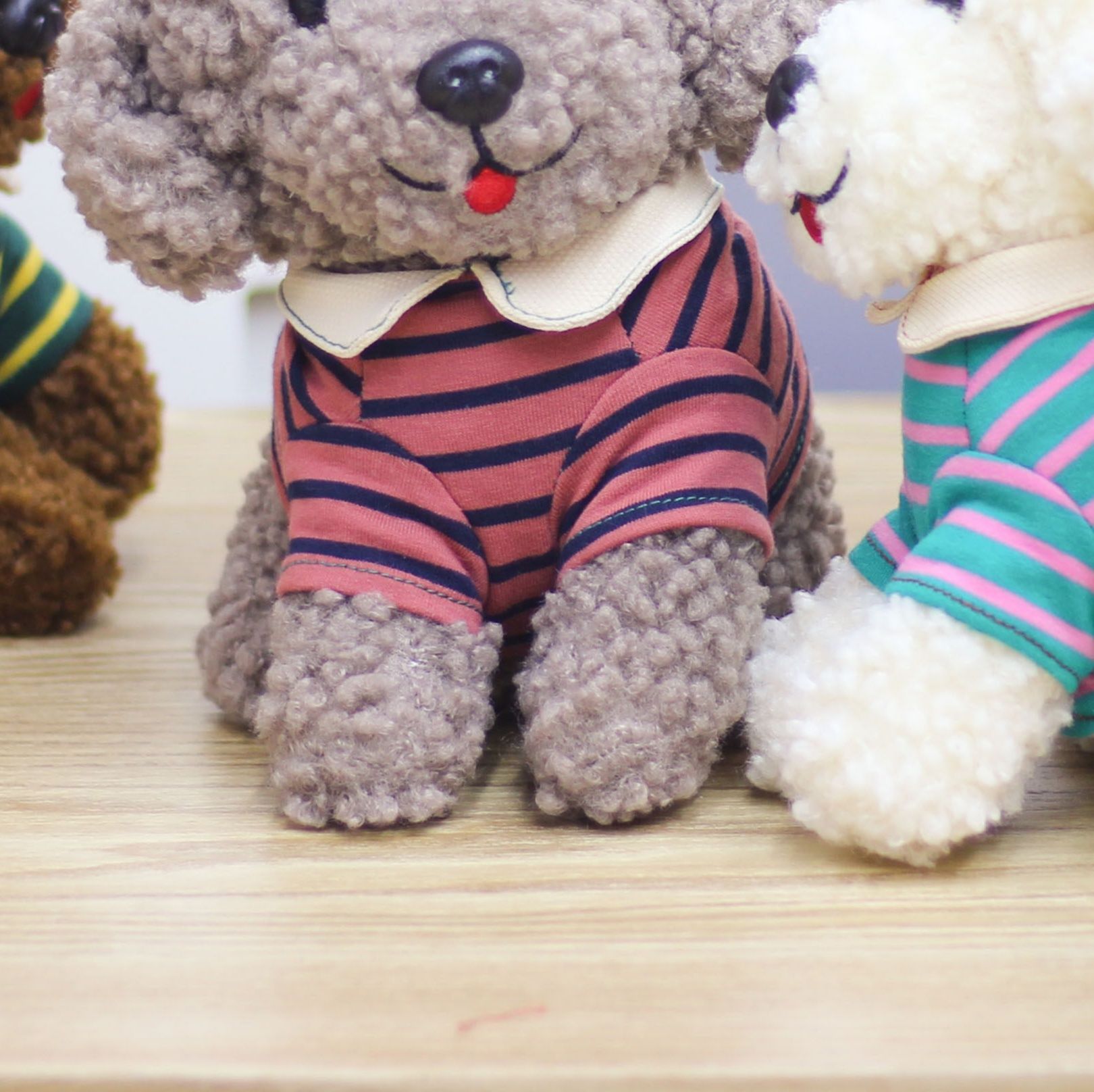 犬 ぬいぐるみ ボーダー服を着た座りポーズのトイプードル