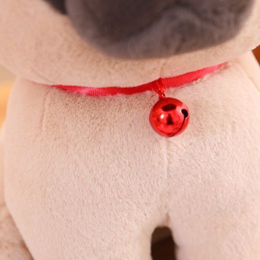 犬 ぬいぐるみ つぶらな瞳の鈴付きおすわりパグ