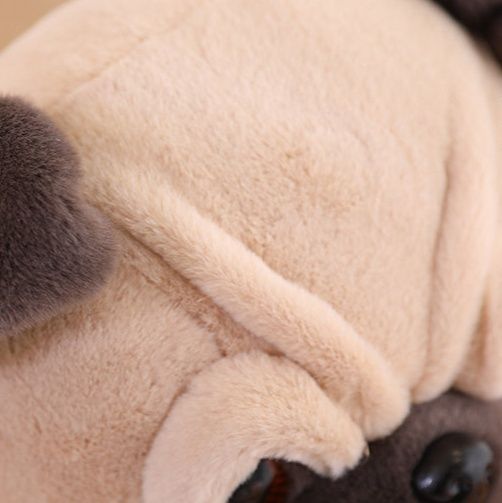 犬 ぬいぐるみ つぶらな瞳の鈴付きおすわりパグ