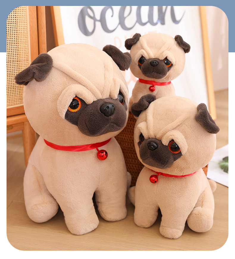 犬 ぬいぐるみ つぶらな瞳の鈴付きおすわりパグ