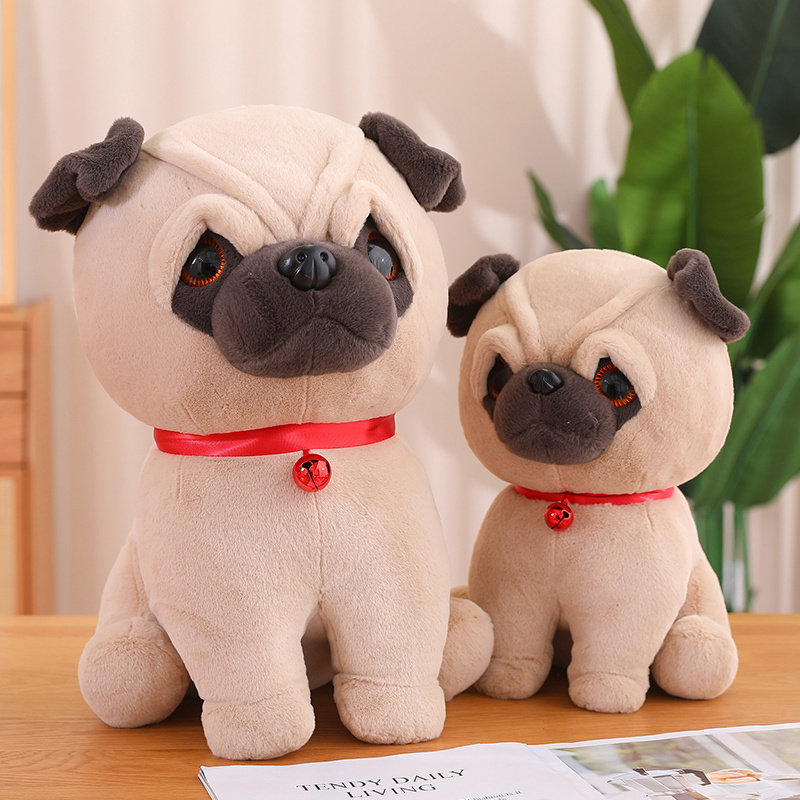 犬 ぬいぐるみ つぶらな瞳の鈴付きおすわりパグ