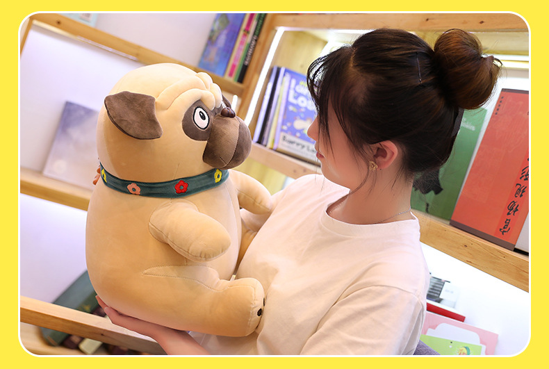 犬 ぬいぐるみ 花柄首輪付き愛らしいパグの抱きしめぬいぐるみ