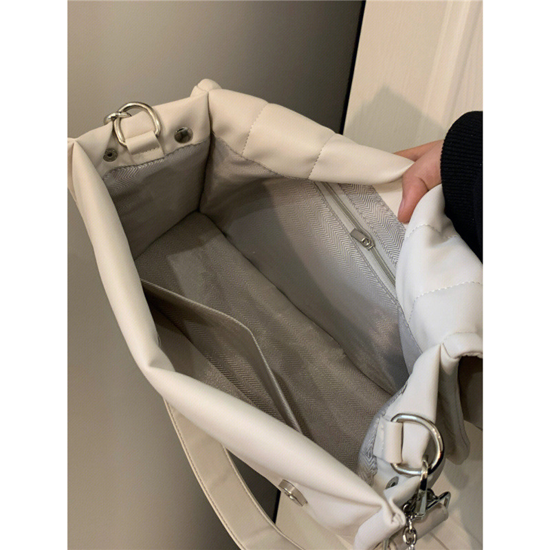 マザーズバッグ キルティング加工大容量ショルダー型マザーズバッグ