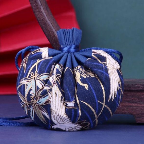 着物バッグ 草花刺繍の巾着式クラッチバッグ