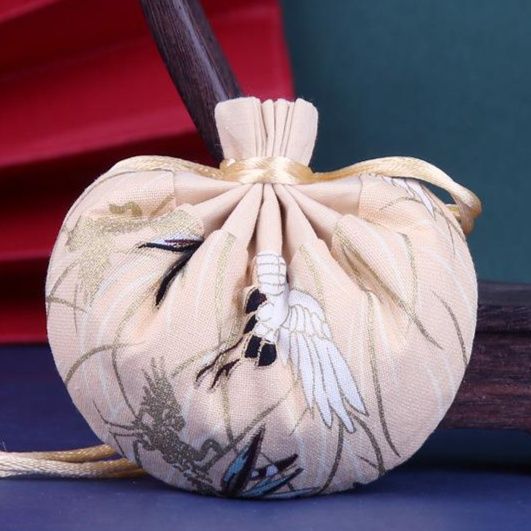 着物バッグ 草花刺繍の巾着式クラッチバッグ
