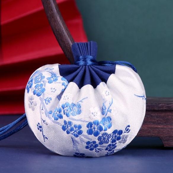 着物バッグ 草花刺繍の巾着式クラッチバッグ