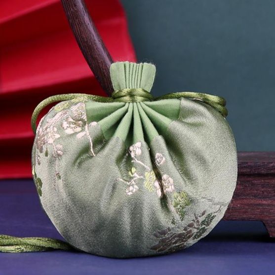 着物バッグ 草花刺繍の巾着式クラッチバッグ