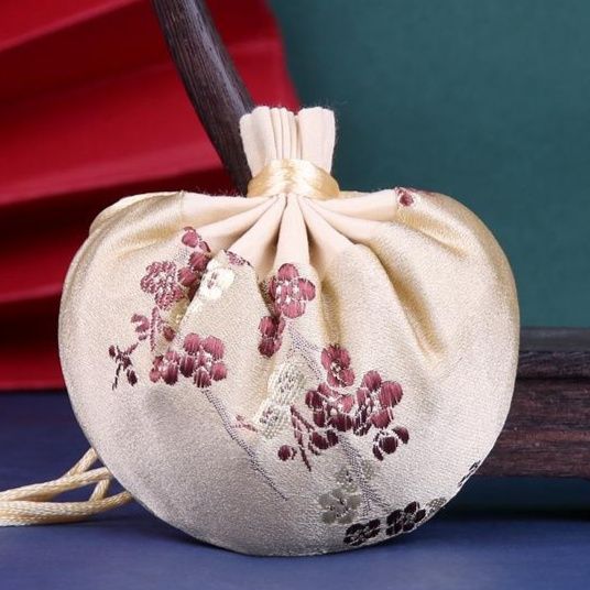 着物バッグ 草花刺繍の巾着式クラッチバッグ