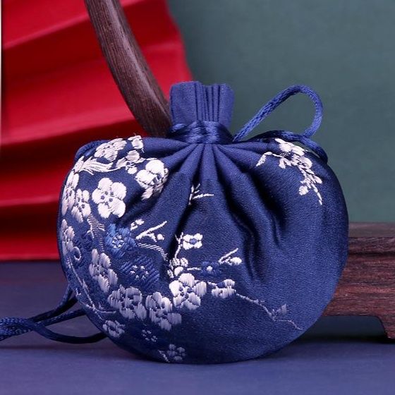 着物バッグ 草花刺繍の巾着式クラッチバッグ