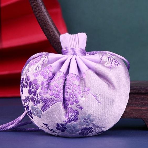 着物バッグ 草花刺繍の巾着式クラッチバッグ