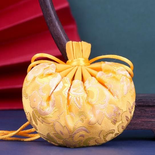 着物バッグ 草花刺繍の巾着式クラッチバッグ
