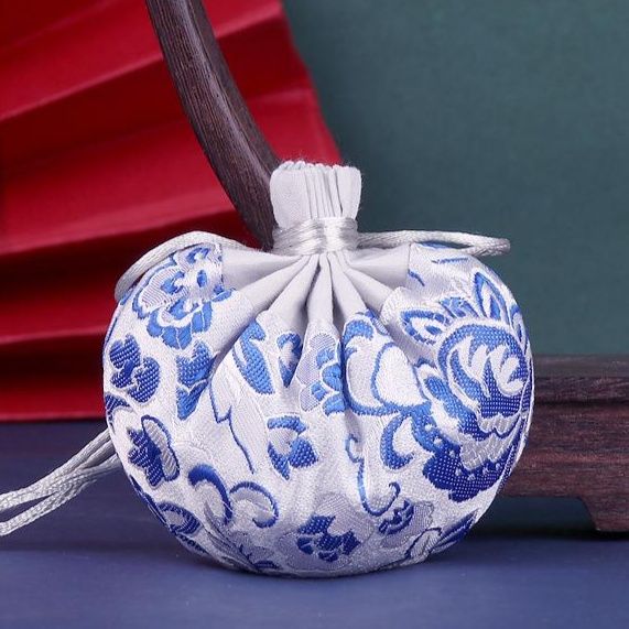 着物バッグ 草花刺繍の巾着式クラッチバッグ