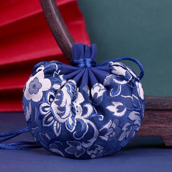着物バッグ 草花刺繍の巾着式クラッチバッグ