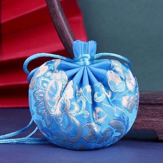 着物バッグ 草花刺繍の巾着式クラッチバッグ