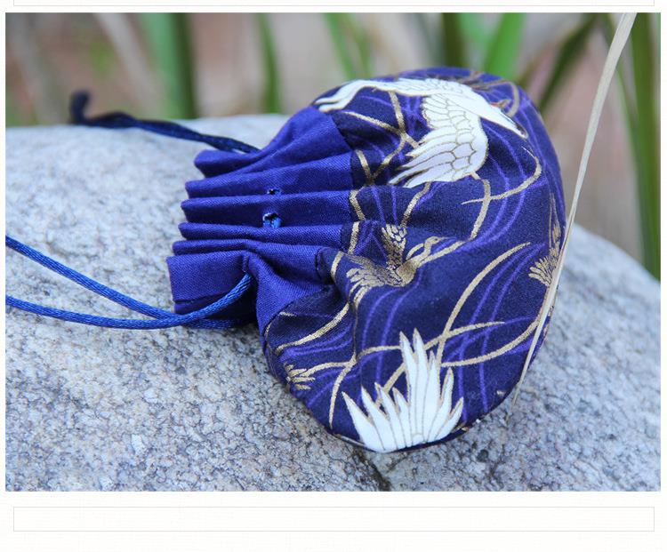 着物バッグ 草花刺繍の巾着式クラッチバッグ