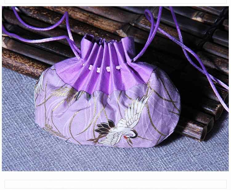 着物バッグ 草花刺繍の巾着式クラッチバッグ