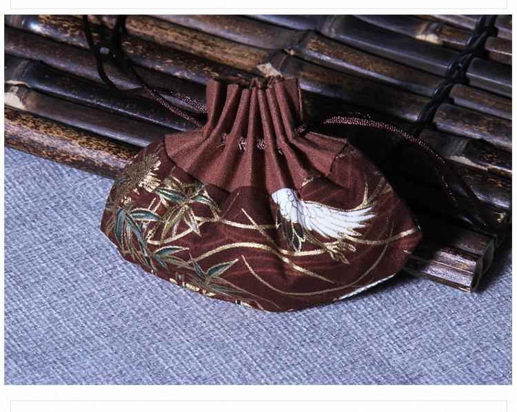 着物バッグ 草花刺繍の巾着式クラッチバッグ