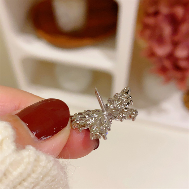 ギャルファッション 輝く蝶々ブローチ ラインストーン高級感アクセサリー