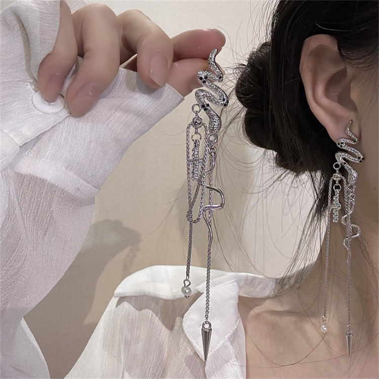 ギャルファッション 洗練された蛇モチーフロング揺れピアス