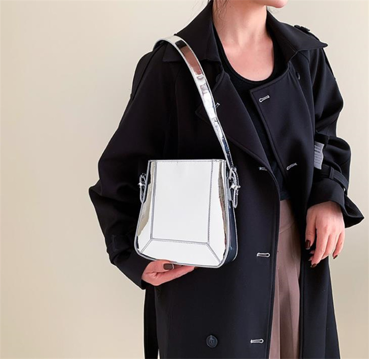 ギャルファッション トレンド感抜群ゴールドバケツバッグ