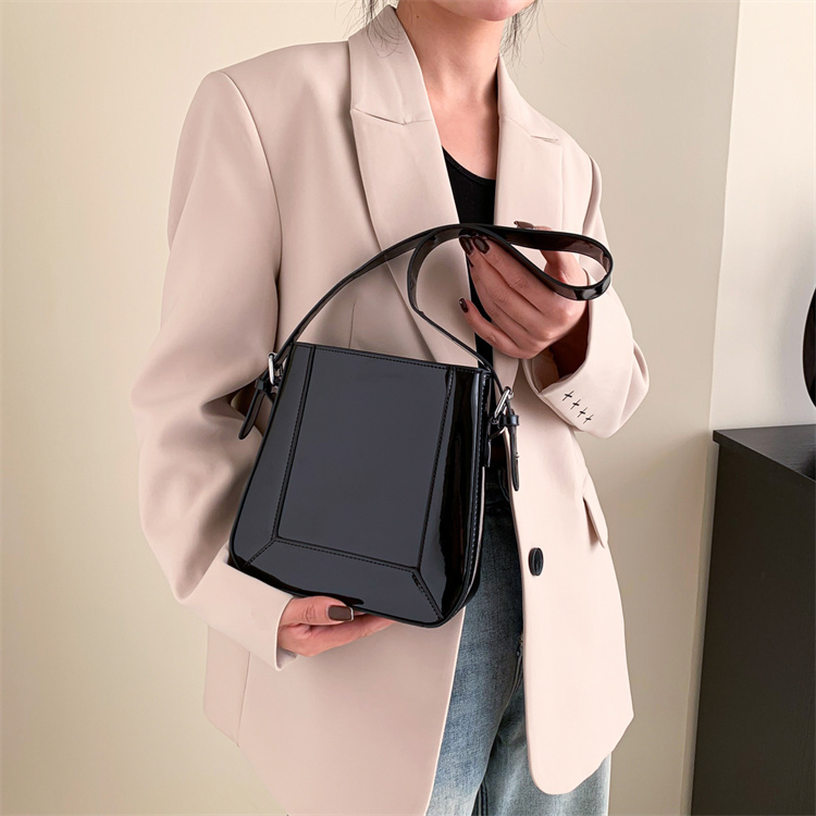 ギャルファッション トレンド感抜群ゴールドバケツバッグ