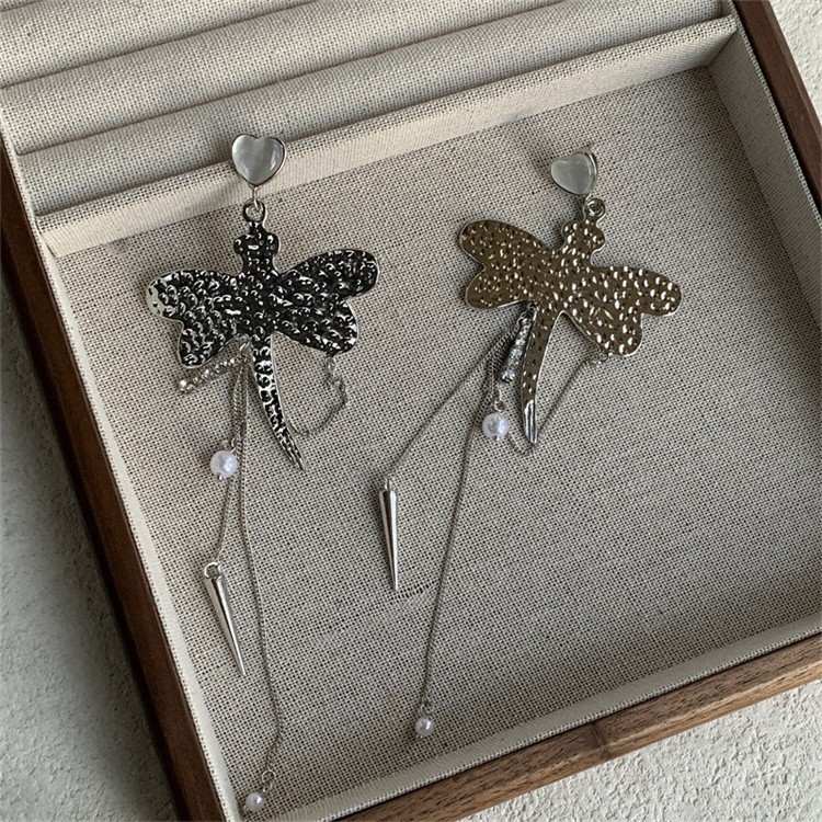 ギャルファッション 洗練された蛇モチーフロング揺れピアス