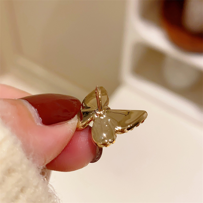 ギャルファッション 輝く蝶々ブローチ ラインストーン高級感アクセサリー