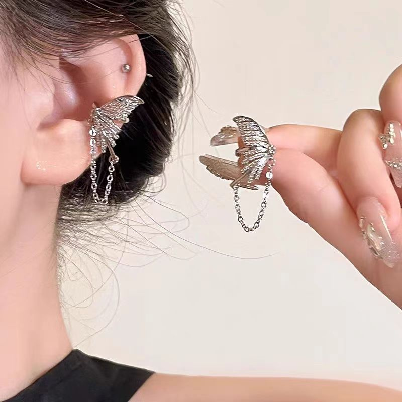 ギャルファッション 蝶モチーフチェーン付きイヤーカフ片耳用金属アレルギー対応