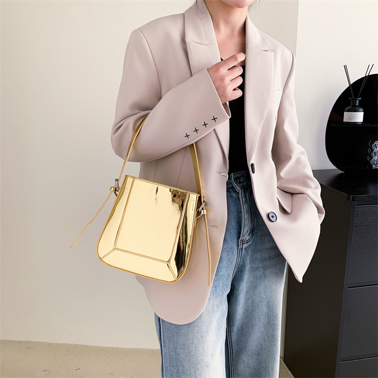 ギャルファッション トレンド感抜群ゴールドバケツバッグ