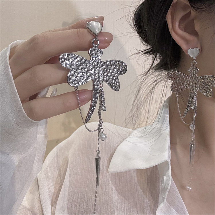 ギャルファッション 洗練された蛇モチーフロング揺れピアス