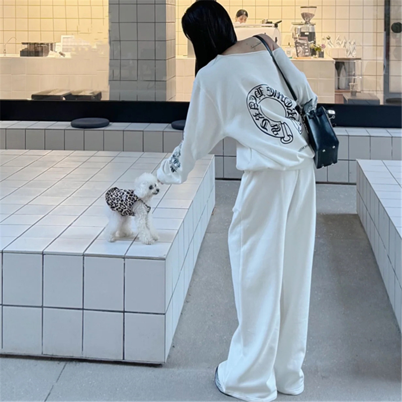 ギャルファッション ゆったり肩見せ装飾スウェット
