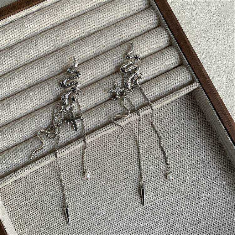 ギャルファッション 洗練された蛇モチーフロング揺れピアス