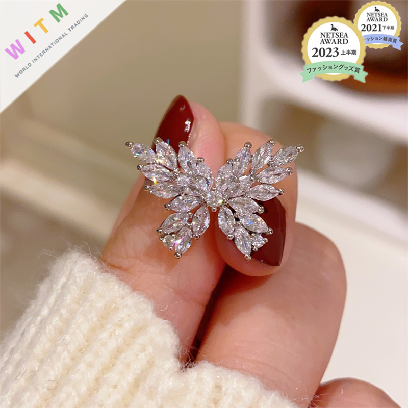 ギャルファッション 輝く蝶々ブローチ ラインストーン高級感アクセサリー