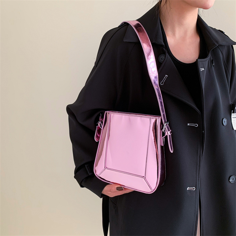 ギャルファッション トレンド感抜群ゴールドバケツバッグ